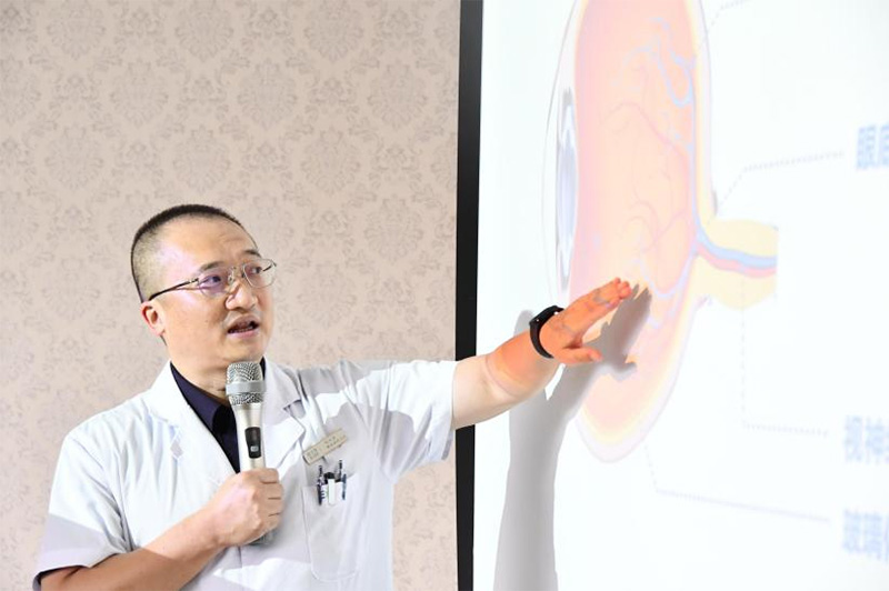 医生正在介绍黄斑。
